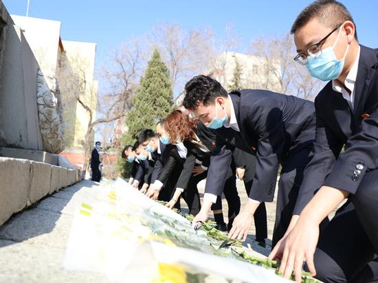 3月29日，国网新疆营销服务中心组织团员青年前往乌鲁木齐人民公园英雄纪念碑前敬献鲜花寄托哀思，传承红色基因。范君慧 摄