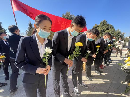3月25日，国网奎屯供电公司员工在周恩来总理纪念馆前敬献鲜花，表达哀思。栗兰欣 摄