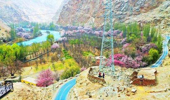 3月30日，在喀什地区塔什库尔干县大同乡，国网喀什供电公司输电运检中心员工对该乡唯一的电源进线35千伏祖公线进行巡检。王康 摄