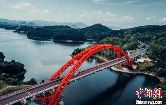 图为获奖的G320线花鱼洞大桥。贵州桥梁建设集团有限责任公司供图