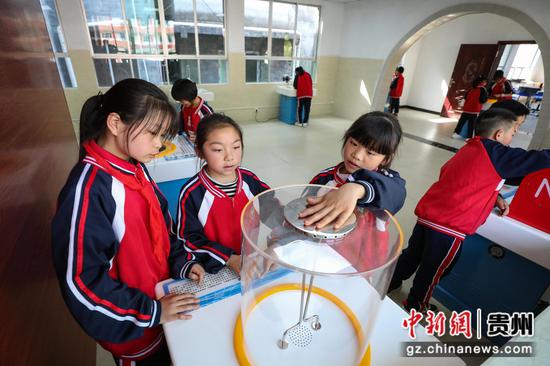 4月8日，骊龙小学学生在“科技馆”内体验科学仪器。 瞿宏伦 摄