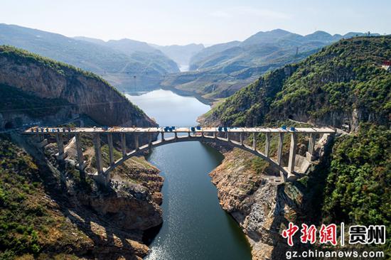 4月8日拍摄的贵州省毕节市境内的白甫河倒虹管跨河拱桥（无人机照片）。