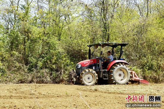 4月7日，贵州施秉县甘溪乡盐井村，一辆农机正在深耕、平地准备种植。