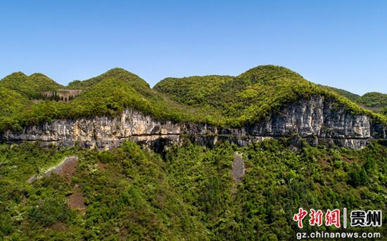 4月7日，航拍贵州省黔西市红林彝族苗族乡六斗村西溪河岸边悬崖上的英雄渠（无人机照片）。