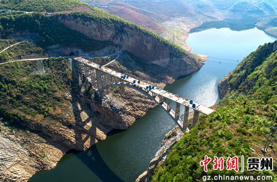 4月8日拍摄的贵州省毕节市境内的白甫河倒虹管跨河拱桥（无人机照片）。