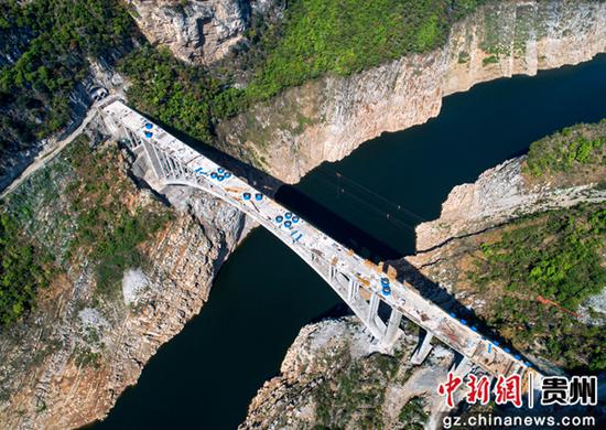 贵州毕节：白甫河倒虹管跨河拱桥完工