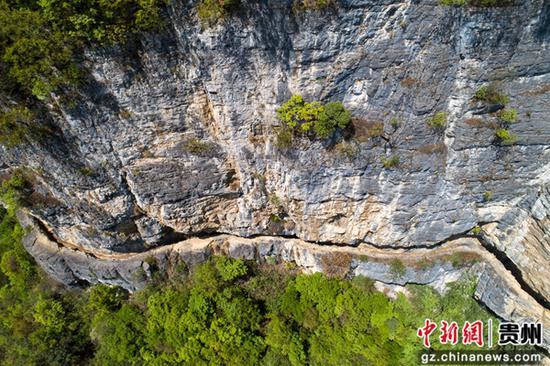 4月7日，航拍贵州省黔西市红林彝族苗族乡六斗村西溪河岸边悬崖上的英雄渠（无人机照片）。