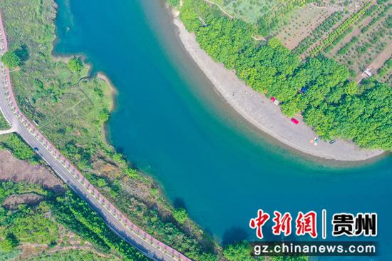 2022年4月10日，贵州省黔西市大关镇鸭池河畔丘林村风景如画。