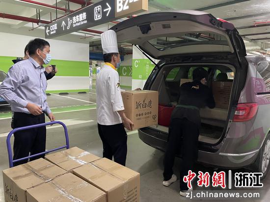 杭州民革党员为货车司机送爱心热餐。 杭州民革 供图