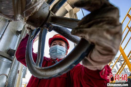 新疆油田员工在开启生产阀门。　徐志远　摄