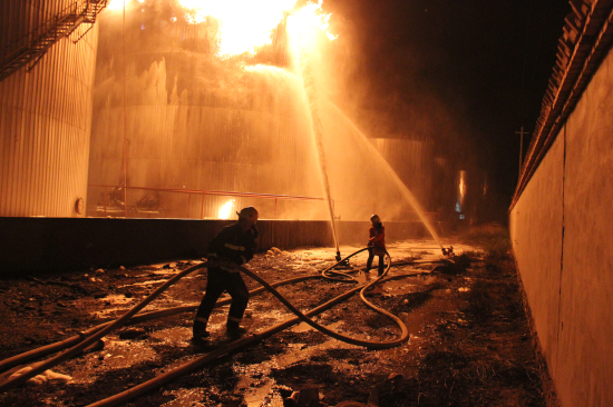 图为消防官兵正在扑救油罐火灾。资料图