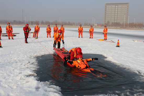 图为消防救援人员开展冰面救援实战演练。资料图