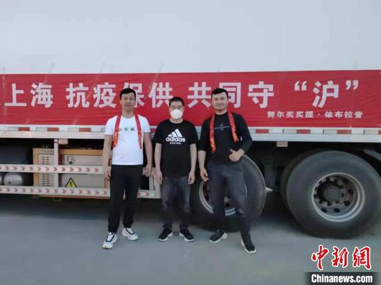 新疆库尔勒市村民捐赠17吨香梨支援上海抗疫。　受访者提供