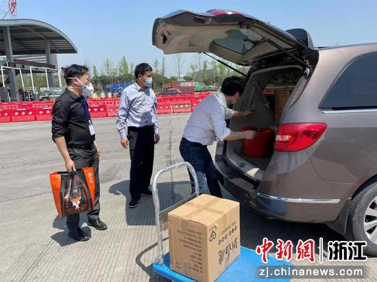 杭州民革党员为货车司机送爱心热餐。 杭州民革 供图