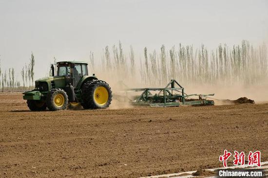 節水增收！新疆兵團大面積推廣“干播濕出”棉花種植技術