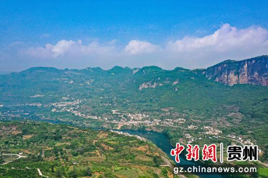 2022年4月10日，贵州省黔西市大关镇鸭池河畔丘林村风景如画。