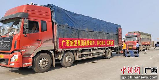 图为物资装上卡车送往专列站台。广西旅游发展集团供图