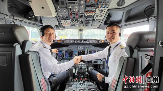 柯奎林与陪伴自己最后一次飞行的“徒弟”李汉在驾驶舱握手留念。