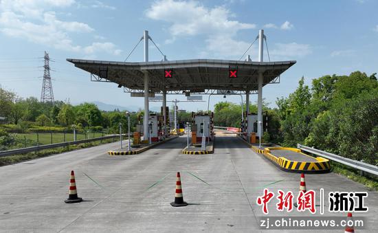  杭州绕城高速袁浦出口收费站已关闭并设置路障。（无人机照片） 王刚 摄