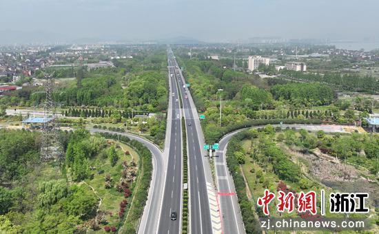  车辆在杭州绕城高速有序通行。（无人机照片） 王刚 摄