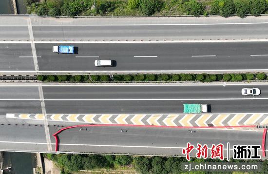 杭州绕城高速袁浦出口匝道已设置红色路障。（无人机照片） 王刚 摄
