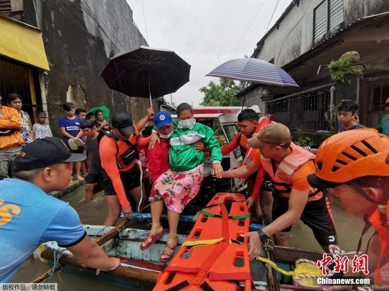 当地时间4月11日，菲律宾救灾部门说，热带风暴“鲇鱼”在菲律宾登陆后引发洪水和山体滑坡，已造成至少24人死亡，超过13万人受灾。图为4月10日，菲律宾莱特省民众坐救生艇撤离。
