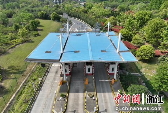  航拍杭州绕城高速袁浦出口收费站已关闭并设置路障。 王刚 摄