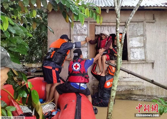 菲律宾海岸警卫队在卡皮兹省帕尼坦镇疏散居民。