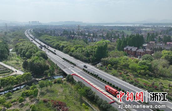 航拍已设置路障的绕城高速袁浦出口匝道。 王刚 摄