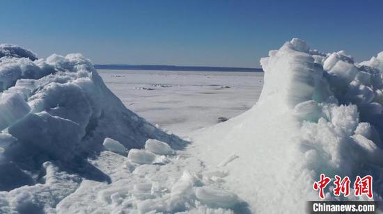碎裂的冰块顺着风向向岸边涌来，众多冰块相互攀爬，在岸边堆积，形成风积冰山。　董发勇 摄