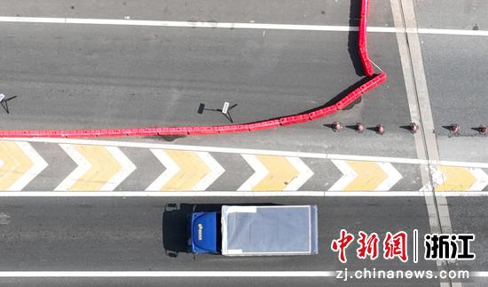 杭州绕城高速袁浦出口匝道已设置红色路障。（无人机照片） 王刚 摄
