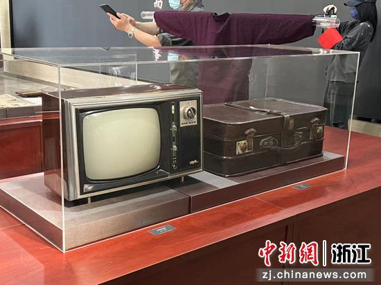 捐赠的皮箱和老牌电视机。 王题题 摄
