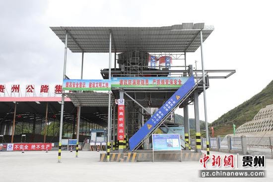 图为抗离析成品仓设备。 瞿宏伦 摄