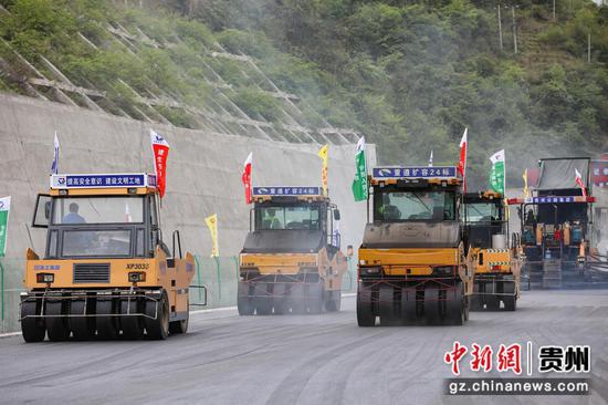 贵州公路集团工人驾驶压路车在进行沥青铺筑作业。 瞿宏伦 摄