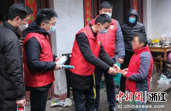 志愿者与“红色香溢驿站”零售户代表慰问民众 柴瀚杰供图