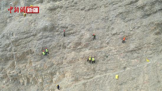 新疆烏什縣：阿格托山山體修復工程加緊施工