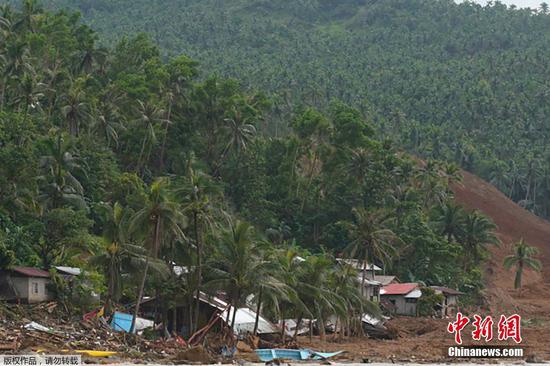 当地时间4月14日，菲律宾莱特省阿布尤格镇皮拉尔村沿海房屋被损毁。据报道，菲律宾救灾部门发布消息称，热带风暴“鲇鱼”自4月10日登陆该国以来，其引发的山洪泥石流等灾害已导致至少123人死亡，受灾人数更是多达10万人。