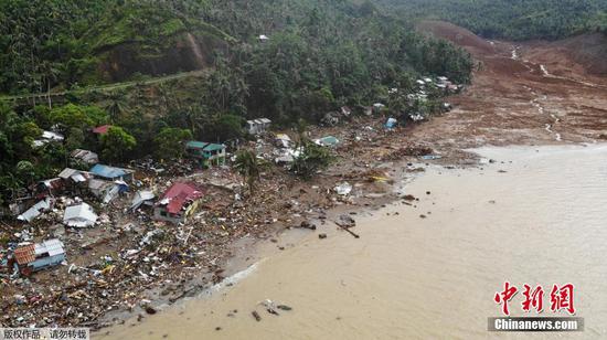 当地时间4月14日，菲律宾莱特省阿布尤格镇皮拉尔村沿海房屋被损毁。据报道，菲律宾救灾部门发布消息称，热带风暴“鲇鱼”自4月10日登陆该国以来，其引发的山洪泥石流等灾害已导致至少123人死亡，受灾人数更是多达10万人。