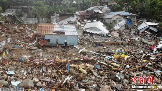 当地时间4月14日，菲律宾莱特省阿布尤格镇皮拉尔村的房屋遭山体滑坡袭击。据报道，菲律宾救灾部门发布消息称，热带风暴“鲇鱼”自4月10日登陆该国以来，其引发的山洪泥石流等灾害已导致至少123人死亡，受灾人数更是多达10万人。