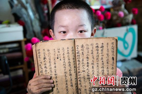 2022年4月，岩门村少年侗戏学员和老剧本。