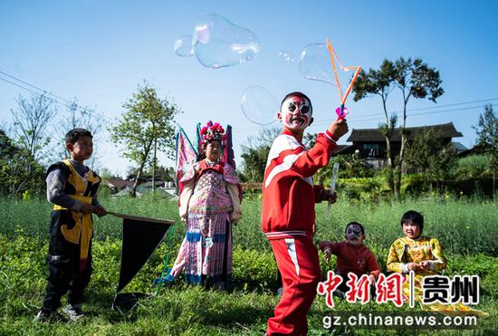 2022年4月，岩门村少年侗戏学员在玩游戏。