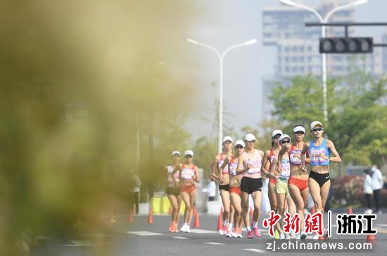 运动员在杭州钱塘江边进行女子10公里竞走。 王刚 摄