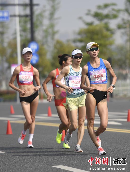 运动员在杭州钱塘江边进行女子10公里竞走。 王刚 摄