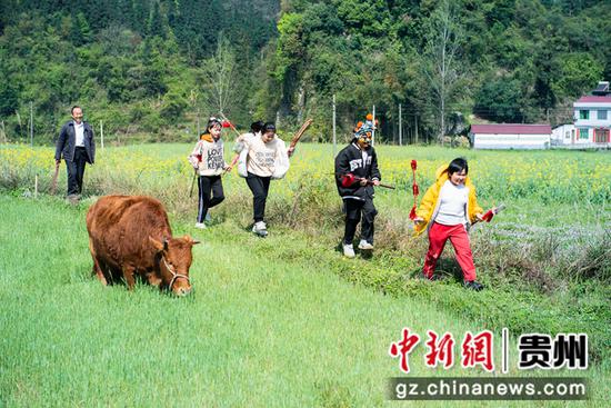 2022年4月，岩门村少年侗戏学员在排练路上。