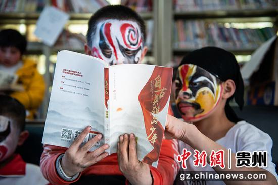 2022年4月，岩门村少年侗戏学员在村图书室阅览。