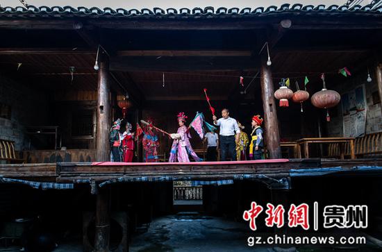 2022年4月，岩门村少年侗戏学员在家祠表演。