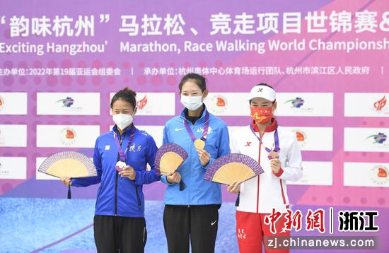  女子10公里竞走冠亚季军佩戴口罩合影。 王刚 摄