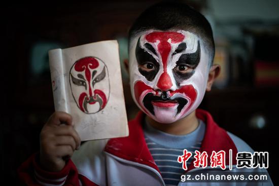 2022年4月，岩门村少年侗戏学员在展示脸谱。