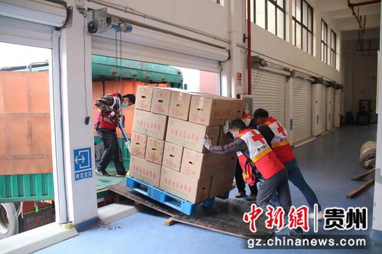 贵商总会携贵州省红十字会捐赠第二批援沪生活物资发车