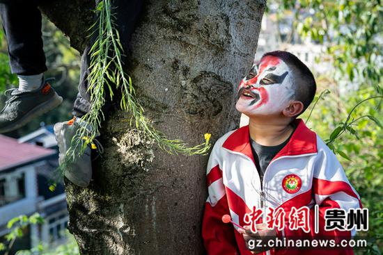 2022年4月，岩门村少年侗戏学员在聊天。